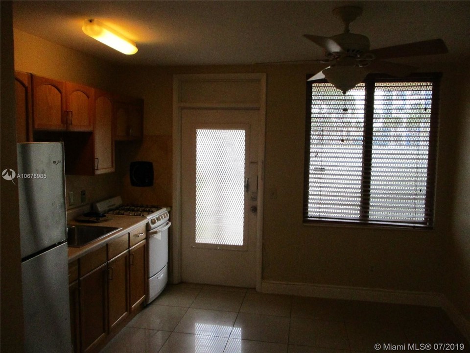 441 Collins Ave in Miami Beach, FL - Building Photo