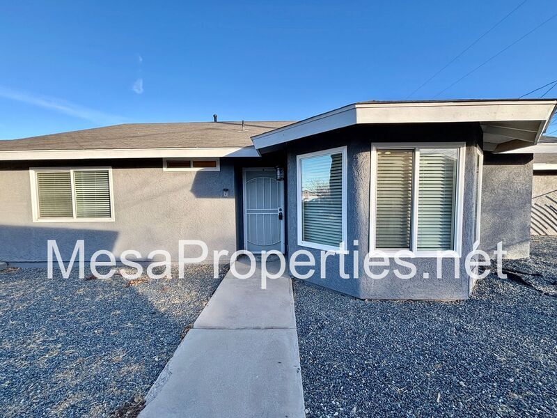 16461 Spruce St in Hesperia, CA - Building Photo