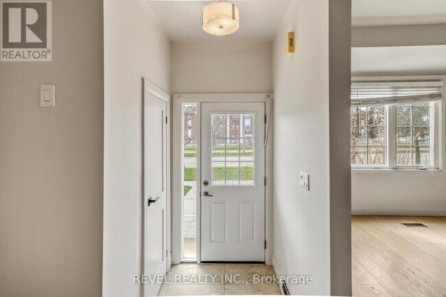 10 Bassett Blvd in Whitby, ON - Building Photo - Building Photo