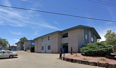 Highlander Apartments in Albuquerque, NM - Building Photo - Building Photo