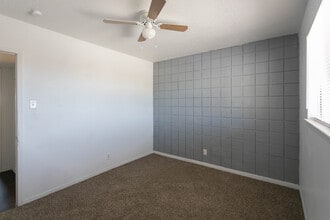 Carousel Plaza Apartments in El Paso, TX - Foto de edificio - Building Photo