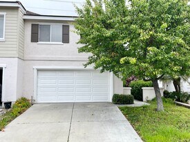 444 Dakota Way in Oceanside, CA - Building Photo