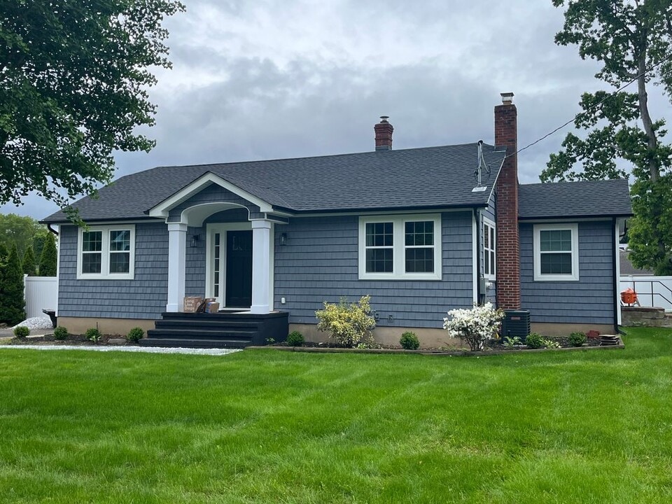22 6th Ave in Kings Park, NY - Building Photo