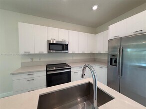 4640 NW 84th Ave in Doral, FL - Building Photo - Building Photo