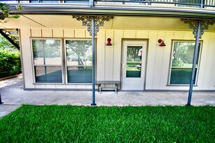 202 E Oak St in Weatherford, TX - Building Photo