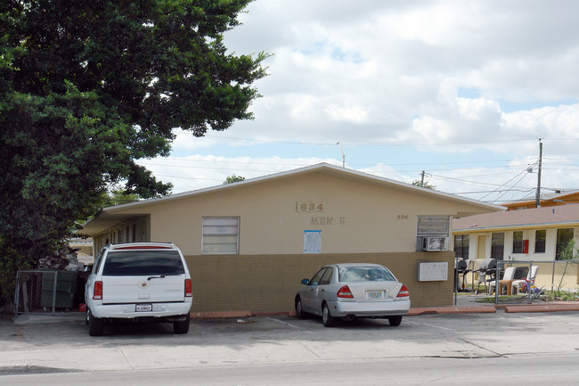 634 SW 29th St in Hialeah, FL - Foto de edificio - Building Photo