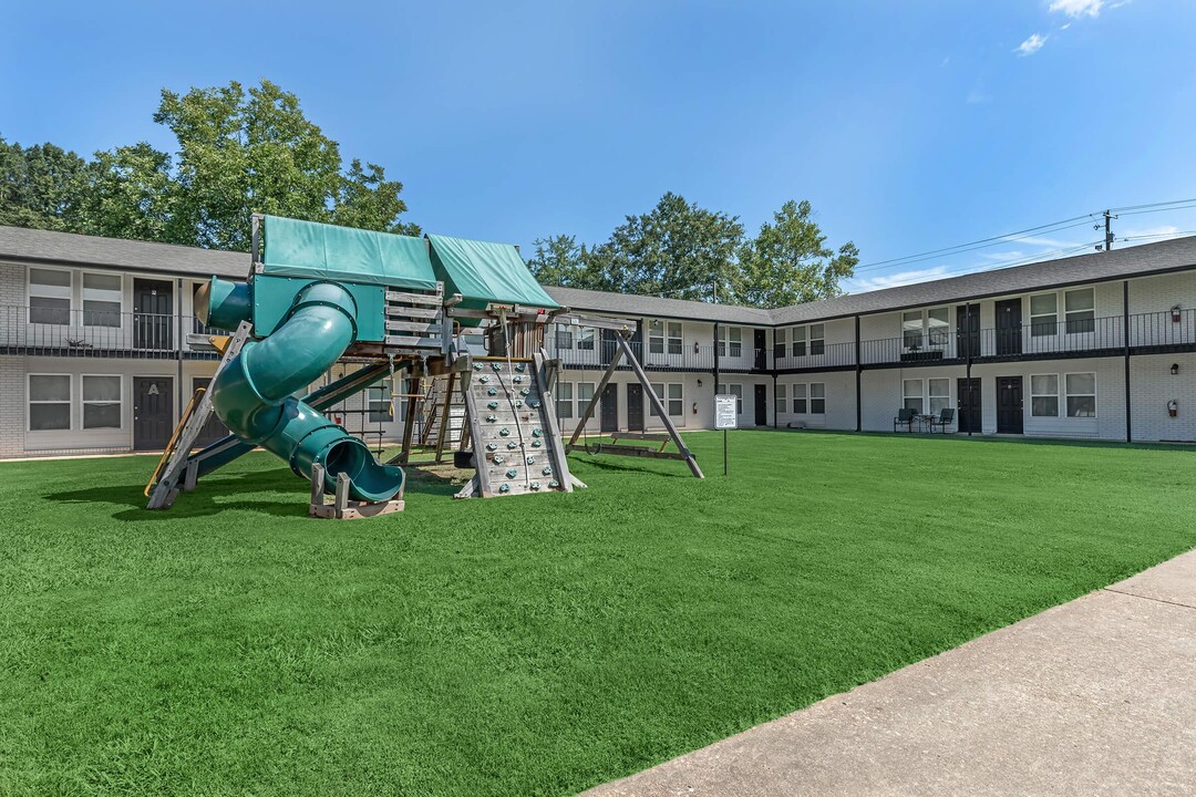 Courtyard Apartments in Opelika, AL - Building Photo