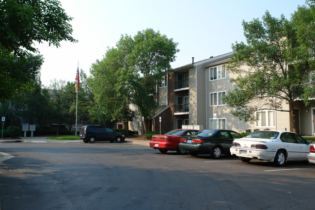 Camelot Hills in Lansing, MI - Foto de edificio - Building Photo