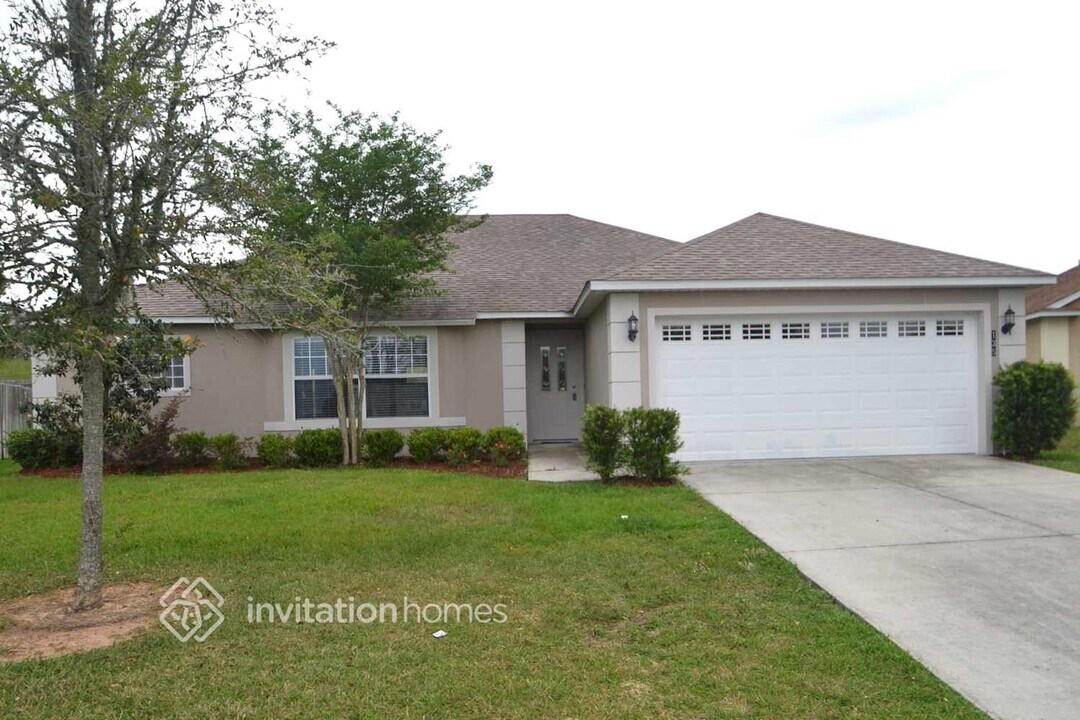 135 Compass Rose Dr in Groveland, FL - Building Photo