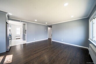 2 Ferndale Dr in Hicksville, NY - Foto de edificio - Building Photo