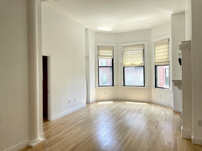 10 Charlesgate E, Unit 303