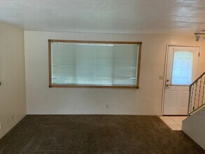 76 Horn Ln in Eugene, OR - Foto de edificio - Building Photo