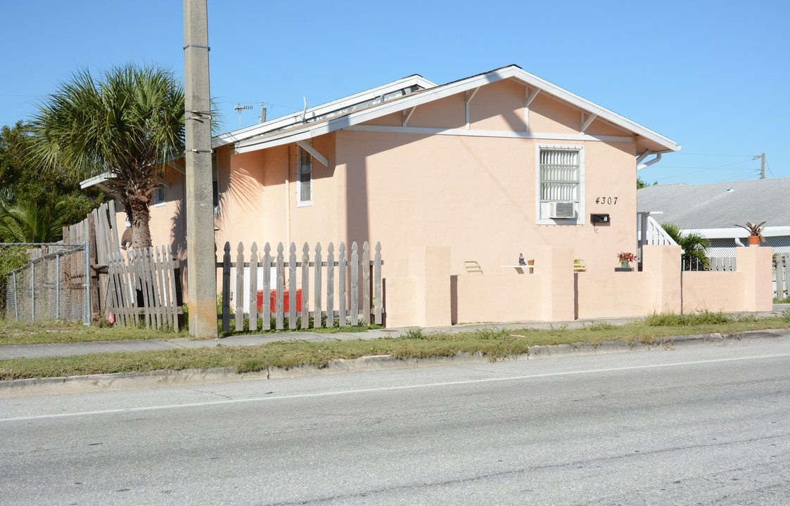 4309 Parker Ave in West Palm Beach, FL - Building Photo