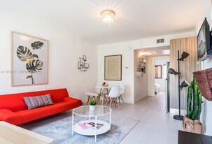 740 Meridian Ave in Miami Beach, FL - Building Photo