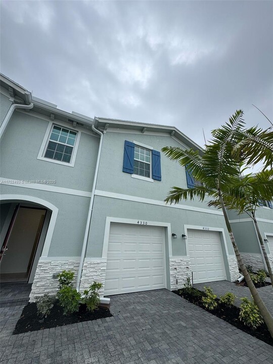 4330 Pond Lily Ln in Greenacres, FL - Building Photo