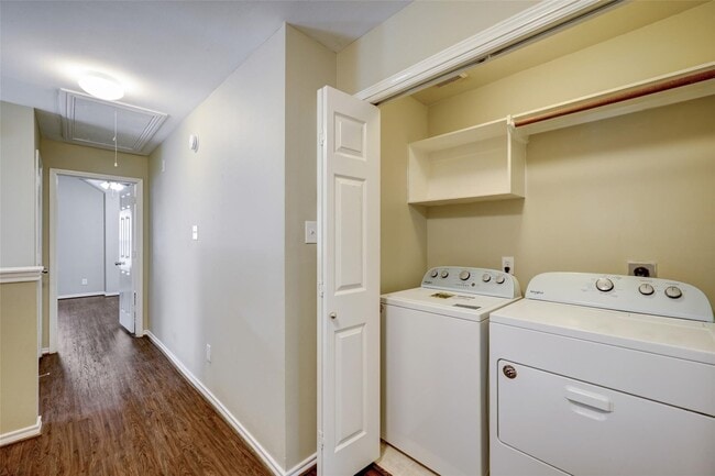 property at 117 N Villa Oaks Dr