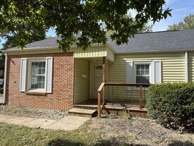 121 Donnelly Dr in Anderson, IN - Building Photo