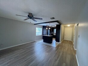 6396 27th St N, Unit Apt. B in St. Petersburg, FL - Foto de edificio - Building Photo