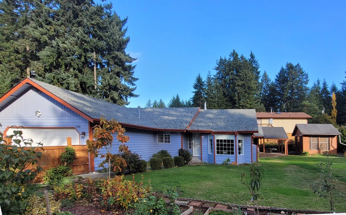 5036 Beach Way NE in Olympia, WA - Foto de edificio