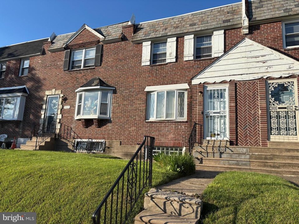 7513 Gilbert St in Philadelphia, PA - Building Photo