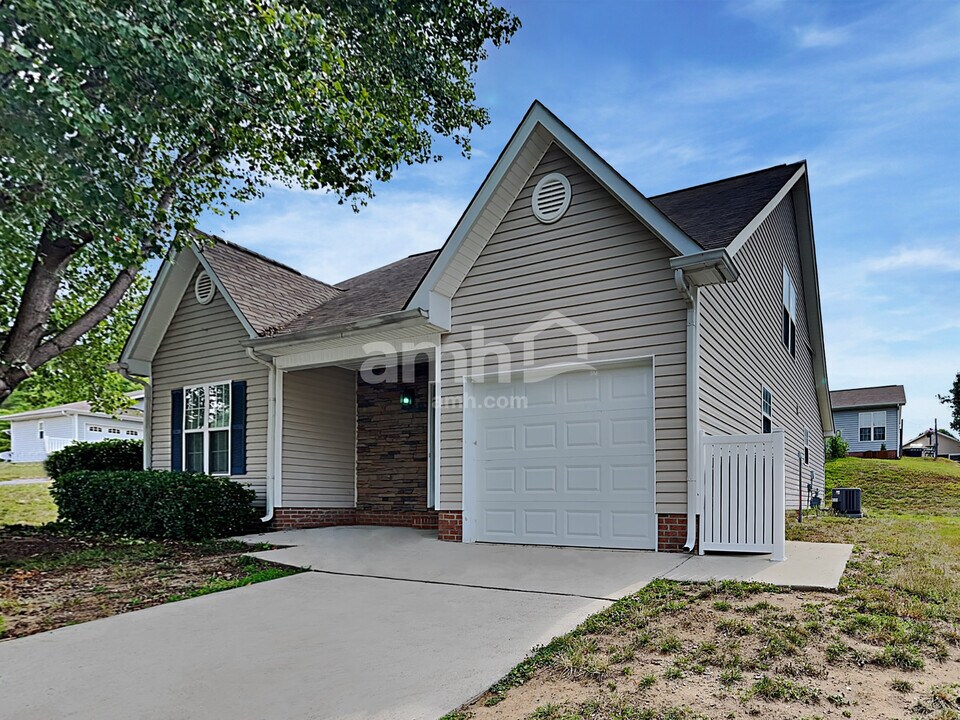 5765 Regent Village Dr in Winston-Salem, NC - Building Photo