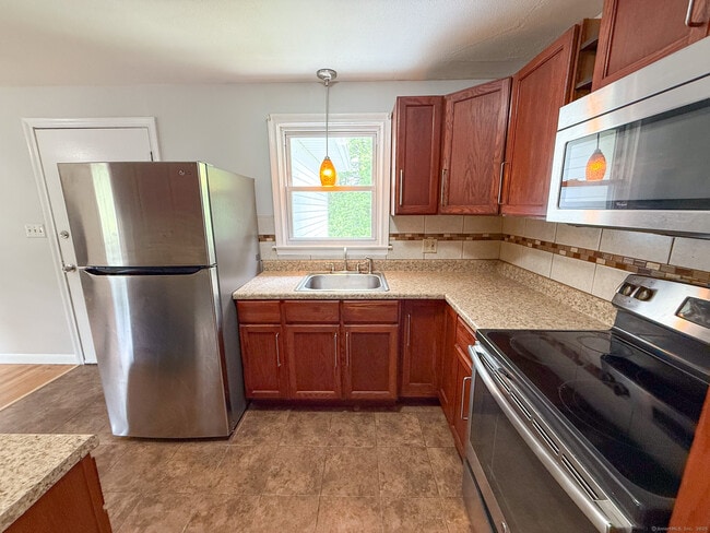 15 Trout Brook Rd in Bristol, CT - Building Photo - Building Photo