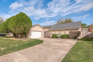 15934 Beechnut St in Houston, TX - Building Photo