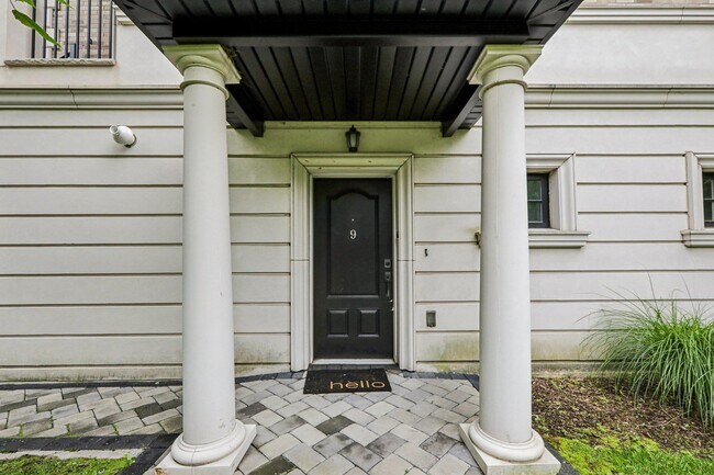9 Marquis Ct in Edgewater, NJ - Building Photo - Building Photo