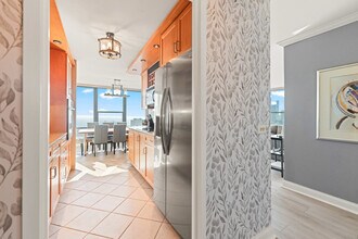 1560 N Sandburg Terrace in Chicago, IL - Building Photo - Building Photo