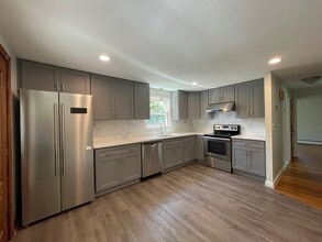 14 Dearborn Rd in Burlington, MA - Building Photo - Building Photo