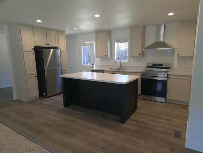 4122 Black Pne Wy in Springdale, WA - Building Photo - Building Photo