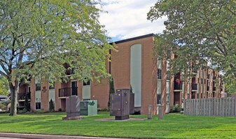 6 Westlake Ln in St Catharines, ON - Building Photo