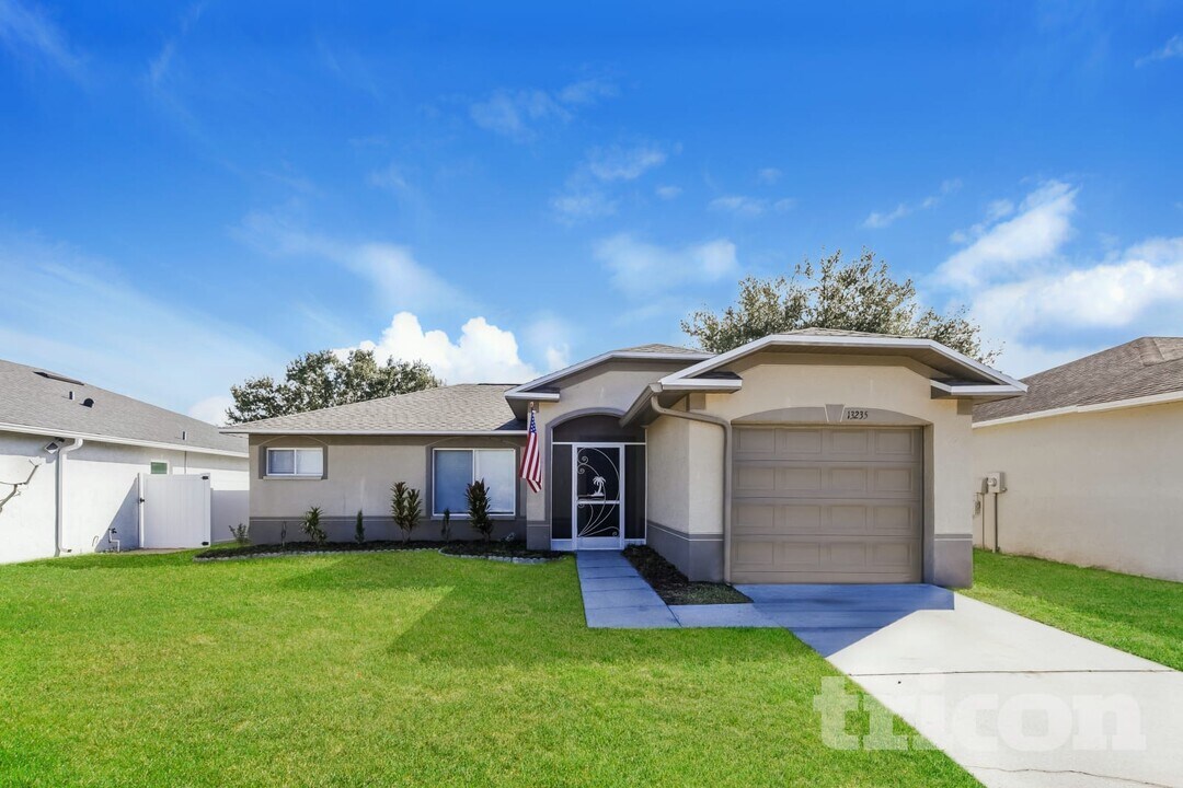 13235 Prestwick Dr in Riverview, FL - Foto de edificio