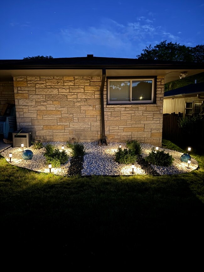 7434 W Wisconsin Ave in Wauwatosa, WI - Building Photo - Building Photo