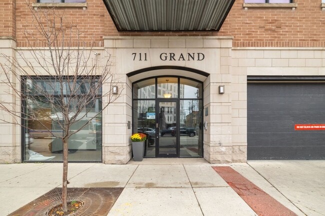 711 W Grand Ave in Chicago, IL - Building Photo - Building Photo