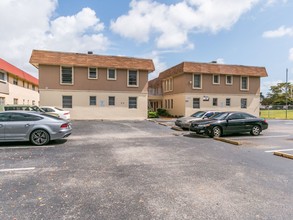 The Garden Apartments in Hollywood, FL - Building Photo - Building Photo