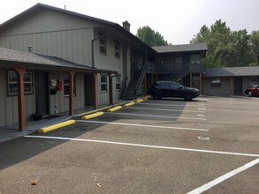 Stephens Court Apartments in Roseburg, OR - Building Photo - Building Photo