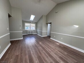 349 Bloomfield Ave-Unit -124 in Bloomfield, NJ - Foto de edificio - Building Photo