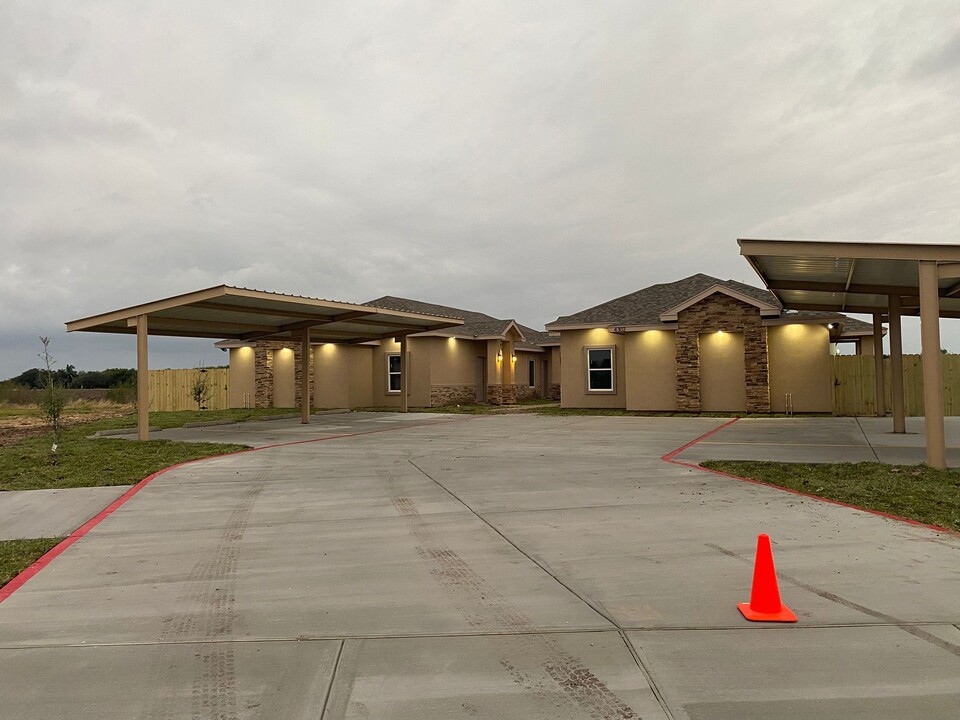 4302 Escondido Ln, Unit B in Harlingen, TX - Foto de edificio