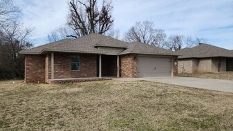 2002 S Frankfort Ave in Russellville, AR - Building Photo