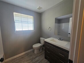 7810 Oakridge Dr in Hitchcock, TX - Building Photo - Building Photo