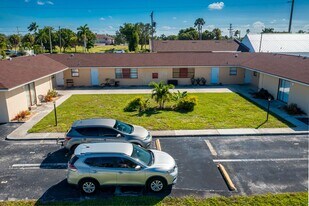 2935 SE 15th Pl in Cape Coral, FL - Building Photo