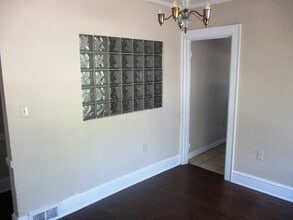 209 E Chestnut St in Bloomington, IL - Building Photo - Building Photo