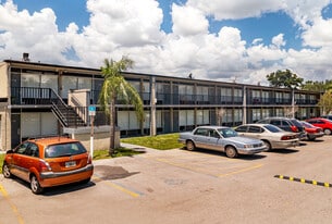 Robin's Apartments in Sarasota, FL - Building Photo