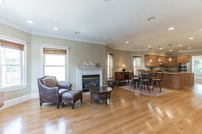 73 Lexington Ave, Unit 2 in Somerville, MA - Foto de edificio - Building Photo