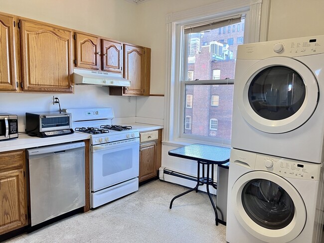 160 Newbury St, Unit 5 in Boston, MA - Building Photo - Building Photo