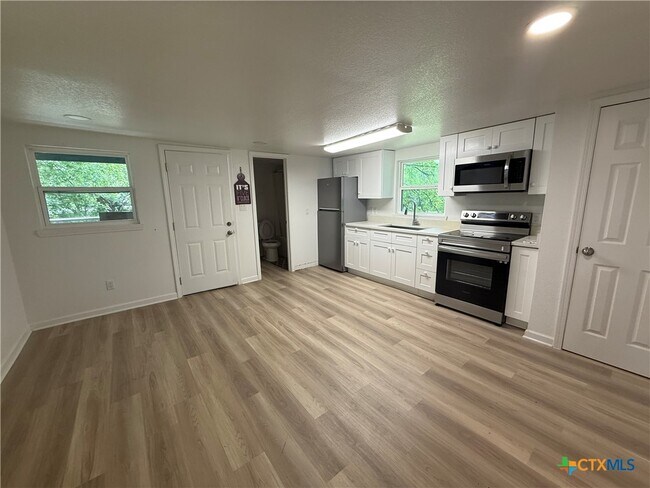 1007 Hackberry St in San Marcos, TX - Foto de edificio - Building Photo
