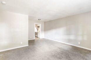 Oaks at Spring Valley in Richardson, TX - Building Photo