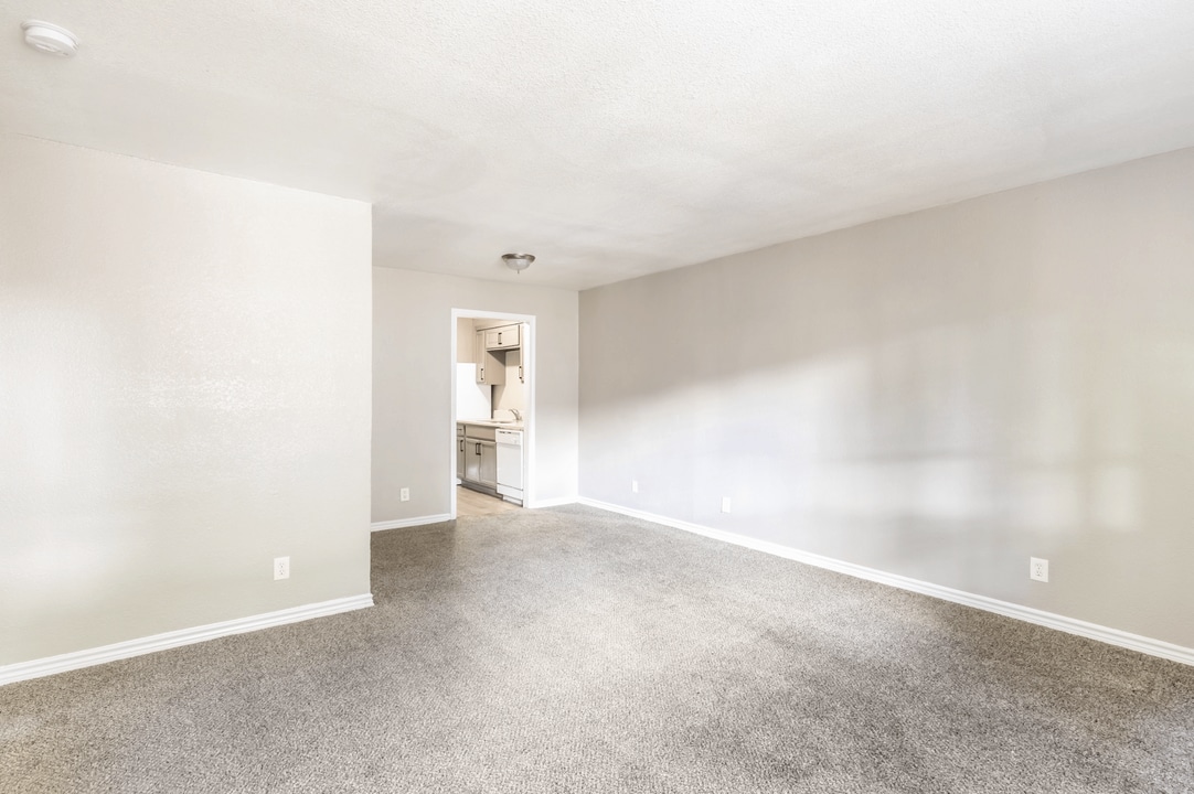 Oaks at Spring Valley in Richardson, TX - Building Photo