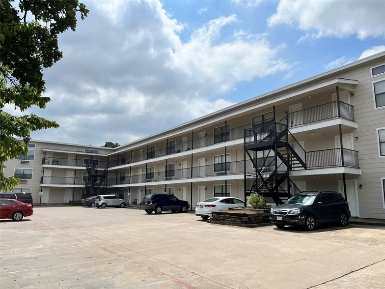 701 W Sycamore St, Unit 206 in Denton, TX - Building Photo
